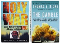 Lote 754 - LIVROS, CONJUNRO - 2 vols. 1 - "The Gamble. General David Petraeus and the American Military Adventure in Iraq, 2006-2008", Thomas Ricks, NY, The Penguin Press, 2009. 2 - "Holy War Inside the Secret World of Osama Bin Laden", Peter L.Bergen, Lo