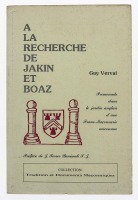 Lote 773 - LIVRO "A LA RECHERCHE DE JAKIN ET BOAZ. PROMENADE DANS LE JARDIN ANGLAIS D'UNE FRANC-MAÇONNERIE MÉCONNUE" - Língua francesa. Por Guy Verval, Bruxelles, Thuilier-Diffusion, 1989. Dim: 24x16 cm. Encadernação capa de brochura. Nota: sinais de manu