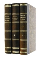 Lote 779 - LIVROS "HISTOIRE DU CONGRÈS DE VIENNE" - Língua francesa. 3 vols. Por l'auteur de l'Histoire de la Diplomatie Française, Paris, Chez Treuttel et Wurtz, Libraires, 1829. 3 vols. Dim: 14 cm. Encadernações cartonadas meia pele com ferros a ouro. N