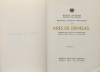 Lote 824 - LIVROS "AIRES DE ORNELAS. COLECTÂNEA DAS SUAS PRINCIPAIS OBRAS MILITARES E COLONIAIS" - 3 vols. Editora: Lisboa, Agência Geral das Colónias, 1934-1936. Dim: 22,5x17 cm. Encadernações de capas de brochura. Nota: capas e lombadas cansadas, mancha - 2