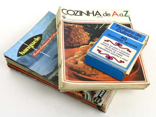 Lote 840 - LIVROS, CONJUNTO DIVERSO - Conjunto composto por 27 fascículos da Revista “Banquete Culinária”. 24 fascículos “Cozinha de A a Z” Abril Cultural. “Ficheiro de Culinária 40 Receitas”. Títulos e autores conforme apresentam as fotografias. Dimensõ