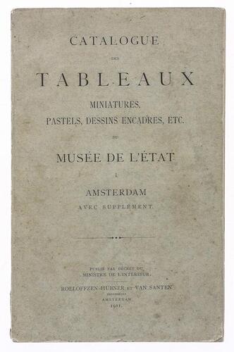 Lote 877 - LIVRO "CATALOGUE DES TABLEAUX MINIATURES, PASTELS, DESSINS ENCADRES, ETC. DU MUSÉE DE L'ÉTAT À AMSTERDAM AVEC SUPPLÉMENT" - Publié par décret du Ministre de l'Interieur, Amsterdam, Roeloffzen-Hübner et Van Santen, 1911. Dim: 21x13,5 cm. Encader