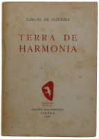 Lote 882 - LIVRO "TERRA DE HARMONIA" - Por Carlos de Oliveira. Edição Centro Bibliográfico, Lisboa, 1950. 1ª edição. Dim: 19x13,5 cm. Encadernação de capa de brochura. Nota: capa e lombada cansada, manchas