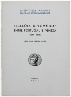 Lote 892 - LIVRO "RELAÇÕES DIPLOMÁTICAS ENTRE PORTUGAL E VENEZA (1641-1649)" - Por Maria Emília Madeira Santos. Editora: Lisboa, Instituto de Alta Cultura, 1965. Dim: 24x17 cm. Encadernação de capa de brochura. Nota: sinais de manuseamento