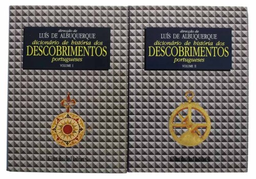 Lote 913 - LIVROS "DICIONÁRIO DE HISTÓRIA DOS DESCOBRIMENTOS PORTUGUESES" - 2 Vols. Dir. Luís de Albuquerque. Exemplares idênticos à venda por € 50. Lisboa, Círculo de Leitores, 1993. Dim: 25x19 cm. Encadernações cartonadas de editor com sobrecapa de prot