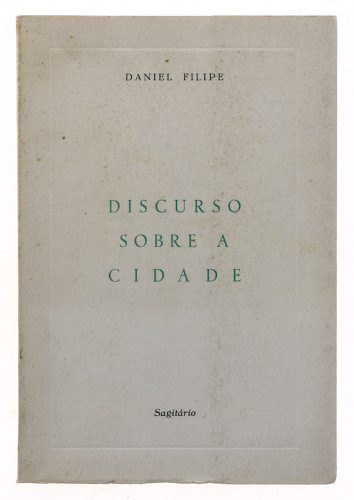 Lote 928 - LIVRO "DISCURSO SOBRE A CIDADE CRÓNICAS" - Por Daniel Filipe. Editora: Lisboa, Sagitário. Dim: 19,5x13 cm. Encadernação de capa de brochura. Nota: capa e lombada cansadas, manchas e picos de humidade