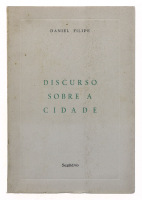 Lote 928 - LIVRO "DISCURSO SOBRE A CIDADE CRÓNICAS" - Por Daniel Filipe. Editora: Lisboa, Sagitário. Dim: 19,5x13 cm. Encadernação de capa de brochura. Nota: capa e lombada cansadas, manchas e picos de humidade