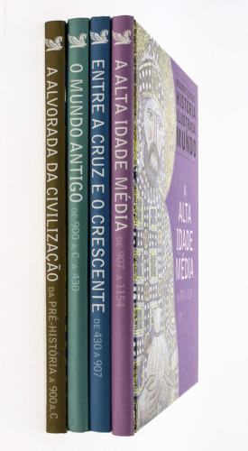 Lote 935 - COLECÇÃO INCOMPLETA “HISTÓRIA ILUSTRADA DO MUNDO” - 4 Volumes. Por VV. AA. Editora: Reader´s Digest 2006. Composto por “A Alvorada da Civilização da Pré - História a 900 A. C.”, “O Mundo Antigo de 900 A. C. a 430”, “Entre a Cruz e o Crescente d