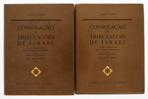 Lote 937 - LIVRO "CONSOLAÇÃO ÀS TRIBULAÇÕES DE ISRAEL" - 2 vols. Por Samuel Usque; Ed. De Ferrara de 1533 com estudos introdutórios por Yosef Hayim Yerushalmi e José V. de Pina Martins, Lisboa, FCGulbenkian, 1989. Dim: 23x17,5 cm. Encadernações de capas d