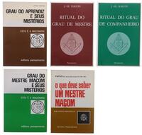 Lote 938 - LIVROS, CONJUNTO - 5 vols. 1 - "O que deve saber um Mestre Maçom", Papus (Dr. Gerard Encausse) 33º, 90º, 96º, São Paulo, Editora Pensamento, [s.d.]. 2 - "Ritual do Grau de Mestre", J.-M. Ragon, São Paulo, Editora Pensamento, 1993. 3 - "Ritual 