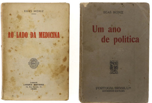 Lote 944 - LIVROS, CONJUNTO - 2 vols. 1 - "Um ano de política", Egas Moniz, Lisboa, Portugal-Brasil Ldª Sociedade Editora, 1919. 2 - "Ao lado da Medicina", Egas Moniz, Lisboa, Livraria Bertrand, 1940. Dim: 18,5x12,5 cm. Encadernações em capas de brochura.