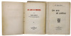 Lote 944 - LIVROS, CONJUNTO - 2 vols. 1 - "Um ano de política", Egas Moniz, Lisboa, Portugal-Brasil Ldª Sociedade Editora, 1919. 2 - "Ao lado da Medicina", Egas Moniz, Lisboa, Livraria Bertrand, 1940. Dim: 18,5x12,5 cm. Encadernações em capas de brochura. - 2