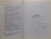 Lote 978 - LIVRO "À NOITE LOGO SE VÊ" - Por Mário Zambujal. Editora: Lisboa, Edições Rolim, 1986. 1ª edição. Com expressiva dedicatória do autor. Dim: 20,5x14,5 cm. Encadernação de capa de brochura. Nota: sinais de manuseamento - 2