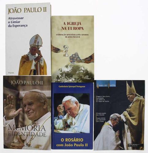 Lote 999 - LIVROS, CONJUNTO - 5 vols. 1- "Atravessar o Limiar da esperança", João Paulo II, Lisboa, Planeta, 1994. 2 - Nº1 do Ano 1 do Boletim Informativo, Álvaro del Portillo, Lisboa, Opus Dei, 2005. 3 - "O Rosário com João Paulo II", Conferência Episcop