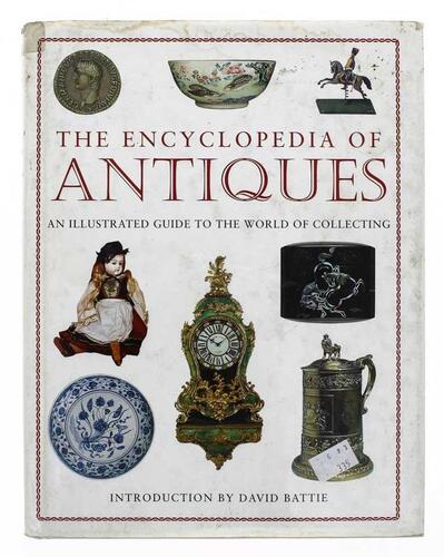 Lote 1000 - Livro "THE ENCYCLOPEDIA OF ANTIQUES" - Introdução de David Battie, edição Lngmeadow Press, 1994. Guia ilustrado. Encadernação de capa dura e sobrecapa de protecção. Dim: 30x24x4 cm. Nota: sinais de uso