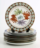 Lote 10 - PORCELANA ORIENTAL, CONJUNTO DE PRATOS - Composto por 9 pratos com decorações orientais diversas. Dim: 27 cm (o maior). Nota: sinais de uso