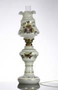 Lote 43 - CANDEEIRO DE MESA - Corpo, chaminé e globo em vidro branco, com decoração floral policromada e filetes dourados, aplicações em latão. Dim: 63 cm de altura. Nota: sinais de uso