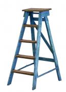 Lote 46 - ESCADOTE ANTIGO - Em madeira e madeira pintada a azul com decapê, ferragens em ferro. Dim: 120x42x80 cm (aberto). Nota: sinais de uso,