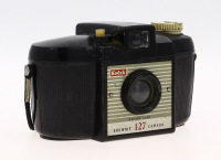 Lote 47 - KODAK BROWNIE 127 CAMERA (SECOND MODEL), MÁQUINA FOTOGRÁFICA ANTIGA - Feita em Bakelite, formato rredondado, lados com ranhuras verticais, grande "viewfinder". Fabricante: KODAK LIMITED LONDON. Fabricada : Abril 1959-1963. Filme: 127 filme. Obt