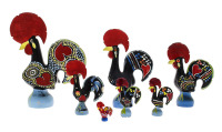 Lote 53 - GALOS DE BARCELOS, CONJUNTO - Composto 7 galos em cerâmica com decoração policromada. Dim: 23 cm (o maior). Nota: sinais de uso, alguns defeitos