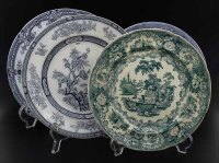 Lote 77 - PRATOS EM FAIANÇA INGLESA - Conjunto de 4 pratos marcados na base, de diversas cores e decorações. Dim: 26 cm de diâmetro (maior) e 22 cm de diâmetro (menor). Nota: sinais de uso e desgaste