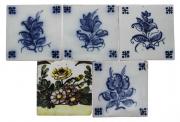 Lote 483 - CONJUNTO DE AZULEJOS ANTIGOS - Composto por 5 azulejos sendo 4 com decoração floral a azul e 1 com decoração floral policromada. Dim: 14x14 cm. Nota: 1 azulejo com pequenas falhas