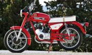 Lote 6118 - FAMEL - Modelo Zundap 76, categoria ciclomotor, ano 1988, 31.273 Km, combustível gasolina, 49 c.c., cor vermelha e branca. Ciclomotor similar à venda por € 4.500 num Stand da Marina de Cascais
