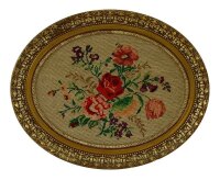 Lote 9 - BORDADO MEIO PONTO - Motivo “Arranjo Floral”, formato oval com 30x40 cm (moldura dourada com 40x50 cm). Nota: moldura com pequenas falhas