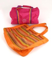 Lote 26 - SACOS COM PUBLICIDADE DE COSMÉTICA - Conjunto de 2 sacos em tela impermeável, um de cor rosa com 2 pegas coloridas, com publicidade aos perfumes Escada, com 25x45x17 cm e outro de cor laranja às riscas, com duas pegas, com publicidade à Eau Ther