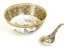 Lote 50 - PORCELANA ORIENTAL, SALADEIRA COM CONCHA - Decoração floral e figuras, peças pintadas à mão, conjunto marcado na base com caracteres orientais e a indicação fabricado em Macau. Dim: saladeira com 26,5x12 cm e concha com 23 cm. Nota: sinais de u - 2