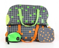 Lote 66 - AKTIVE BAGS CASUAL - Conjunto de par de sacos com bolsas em tela impermeável, um de cor cinza e laranja, com 32x60x30 cm (saco) e 20x23x8 cm (bolsa) e outro cor cinza e verde, com 32x60x30 cm (saco) e 13x18x4 cm (bolsa). Nota: sem uso, com etiqu