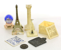 Lote 73 - PEÇAS DECORATIVAS DIVERSAS - Conjunto de 8 peças “Recordações”, composto por Torre Eiffel, coluna grega em resina, Cristo Rei, caixa, azulejo decorado com flores e pássaro, entre outros. Dim: 24 cm de altura (torre Eiffel) e 11x11 cm (azulejo). 