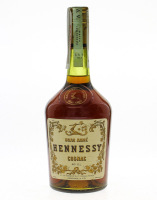 Lote 2006 - COGNAC HENNESSY BRAS ARMÉ 1970'S - Garrafa de Cognac, HENNESSY & Cº, (700ml - 40%vol). Nota: garrafa idêntica à venda por € 125. Em embalagem de cartão original com desgaste. Consultar valor indicativo em http://www.vintage-liquors.com/en/accu