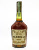 Lote 2006 - COGNAC HENNESSY BRAS ARMÉ 1970'S - Garrafa de Cognac, HENNESSY & Cº, (700ml - 40%vol). Nota: garrafa idêntica à venda por € 125. Em embalagem de cartão original com desgaste. Consultar valor indicativo em http://www.vintage-liquors.com/en/accu