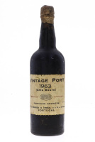 Lote 2013 - PORTO BORGES VINTAGE 1963 - Garrafa de Vinho do Porto, Borges & Irmão (750 ml). Nota: garrafa idêntica garrafa idêntica à venda por € 190. Rótulo ligeiramente descolado. Consultar valor indicativo em http://www.garrafeiranacional.com/1963-bor