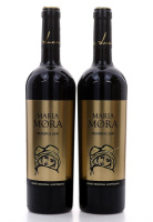 Lote 2053 - MARIA MORA RESERVA 2009 - 2 Garrafas de Vinho Tinto, Castas Syrah, Touriga Nacional e Alicante Bouschet, Carlos Lucas Vinhos Ldª. (750ml - 14%vol). Nota: com ilustração do Pintor e Ilustrador de Mora Manuel Ribeiro de Paiva {1907 -1957)