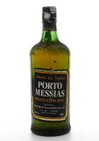 Lote 2252 - PORTO MESSIAS BRANCO - Garrafa de Vinho do Porto, Extra Seco, (750ml - 19%vol). Nota: garrafa podendo apresentar perda adequada ao período de engarrafamento e rótulos danificados