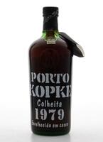 Lote 2272 - PORTO KOPKE COLHEITA 1979 - Garrafa de Vinho do Porto, Engarrafado em 1989, Aloirado Doce, (750ml -20%vol). Nota: garrafa idêntica à venda por € 130. Em embalagem de cartão original. Consultar valor indicativo em http://garrafeiraideal.com/ind