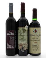 Lote 2883 - CONJUNTO DE GARRAFAS VINHO - Composto por 3 garrafas , 1 Tinto Meia Pipa Reserva Especial 1986, 1Tinto Casal Freitas 2001, 1 Tinto Quinta de S. Francisco Óbidos 2006. Nota: garrafas podendo apresentar perda adequada ao período de engarrafament