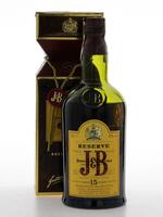 Lote 2886 - WHISKY J & B 15 ANOS - Garrafa de Whisky, J & B, 15 anos, Reserve, Finest Old Scotch, Justerini & Brooks, Produzido na Escócia, (700ml - 43%vol). Nota: garrafa idêntica à venda por € 22,19. Em embalagem de cartão original. Consultar valor indi