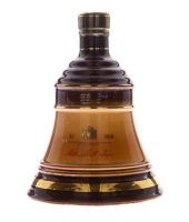 Lote 2985 - WHISKY BELL DECANTER 12 YEARS - Garrafa de Whisky Poecelain Decanter, Bells, Old Scotch, Arthur Bell & Son, Escócia (750ml - 43%vol). Nota: garrafa idêntica à venda por € 135,55 (£ 115) conversão ao dia. Em embalagem de cartão original. Consu