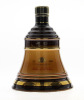 Lote 2985 - WHISKY BELL DECANTER 12 YEARS - Garrafa de Whisky Poecelain Decanter, Bells, Old Scotch, Arthur Bell & Son, Escócia (750ml - 43%vol). Nota: garrafa idêntica à venda por € 135,55 (£ 115) conversão ao dia. Em embalagem de cartão original. Consu - 2