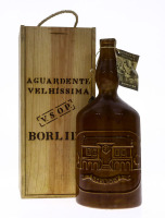 Lote 2998 - MAGNUM AGUARDENTE VELHíSSIMA BORLIDO - Garrafa em Grês de Aguardente Velhíssima, V: S. O. P. , Garrafa nº 0696, (1500ml - 38%vol). Nota: garrafa idêntica à venda por € 70. Com antigo selo de qualidade e garantia da Junta Nacional do Vinho. Em 