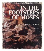 Lote 3010 - LIVRO "IN THE FOOTSTEPS OF MOSES" - Por Moshe Pearlman. Editora: Steimatzky´s Agency, 1975. Encadernção cartonada do editor, com sobrecapa. Dim: 29x24,5 cm. Nota: capa e lombada cansadas