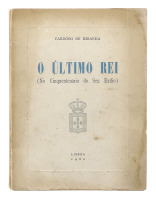 Lote 3020 - LIVRO "O ÚLTIMO REI NO CINQUENTENÁRIO DO SEU EXÍLIO 1910-1960" - Por Cardoso de Miranda. Exemplar numerado 468 e rubricado pelo Autor. Encadernação de capa de brochura. Dim: 21x15 cm. Este livro pertenceu ao espólio Arnoso. Nota: capa e lombad