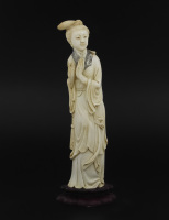 Lote 5005 - GUANYIN CHINESA EM MARFIM, GUANGXU CHINA, SÉC. XIX- Divindade em marfim entalhado, com desenhos esgrafitados à mão. Base em madeira entalhada de pau rosa. Valor estimado em antiquário de € 800. Peso aprox.: 300 g. Dim: 25 cm altura. Nota: exce