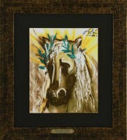 Lote 5013 - SALVADOR DALI (1904-1989) - Placa cerâmica, título "Le Cheval de Printemps", assinada, datada de 1971, Edição CXCVII/XD, com 25x20 cm (moldura com 42x38 cm). Placa de cerâmica deste pintor foi vendida por € 4.200 na Oportunity Leilões. Com Cer