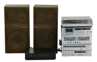 Lote 5023 - DENON, CONJUNTO DE ALTA FIDELIDADE - Composto por 8 peças. Duas colunas de caixa "Goodman Magnum", 1 leitor de CD´s, 1 gira discos, 1 módulo dedicado para rádio, 1 módulo com amplificador integrado, 1 módulo leitor/gravador de cassetes áudio e