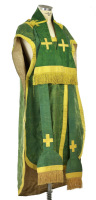 Lote 5066 - VESTES LITÚRGICAS - Conjunto de Casula, Manípulo, Estola e Bolsa, em seda adamascada de cor verde, debruada com fita de cetim amarelo (dourado). Dim: 120 cm de comprimento (casula), 105 cm (manípulo), 230 cm (estola) e 26x26 cm (bolsa). Nota: 