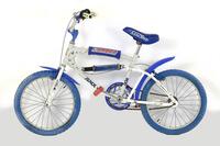 Lote 5100 - BICICLETA BMX - Made in Portugal, Modelo XR, roda CNP BMX Competition 197, 57-406 (20x2.125). Quadro azul e branco, com rodas azuis. Nota: sinais de uso e oxidação